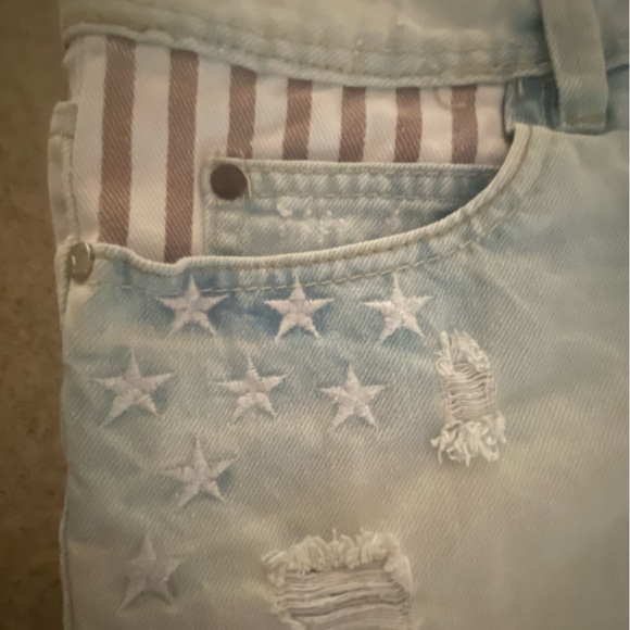 Women’s Denim Red & White Embroidered Jean Shorts Size 9 Perfect for 4th of July - Picture 2 of 16